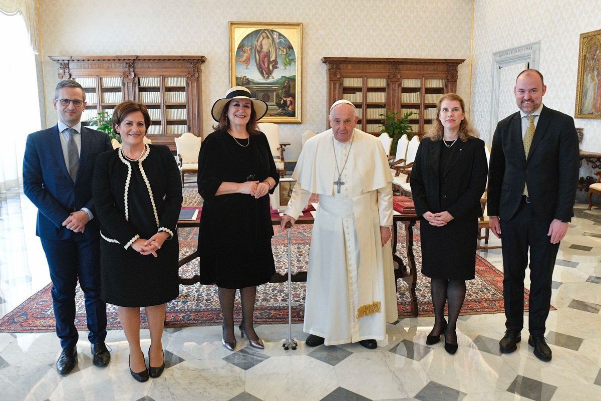 It was a true honour to have met you, @Pontifex. Thank you for your words of encouragement for our work on #demographictrends, as well as the support & gratitude towards our efforts to ensure #UA children have a safe childhood & equal opportunities. 📸Vatican Media