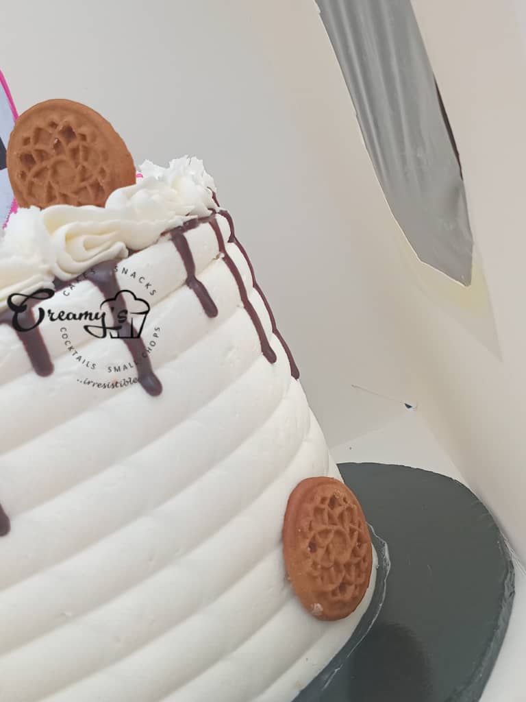 Good morning sweethearts🥰 the weekend is upon us 💃 We have amazing goodies for you to enjoy your weekend with . We have naked cakes of different Flavors , cookies , cake parfait that went to Harvard, small chops that the doctors recommended. 😌 Location: Benin city