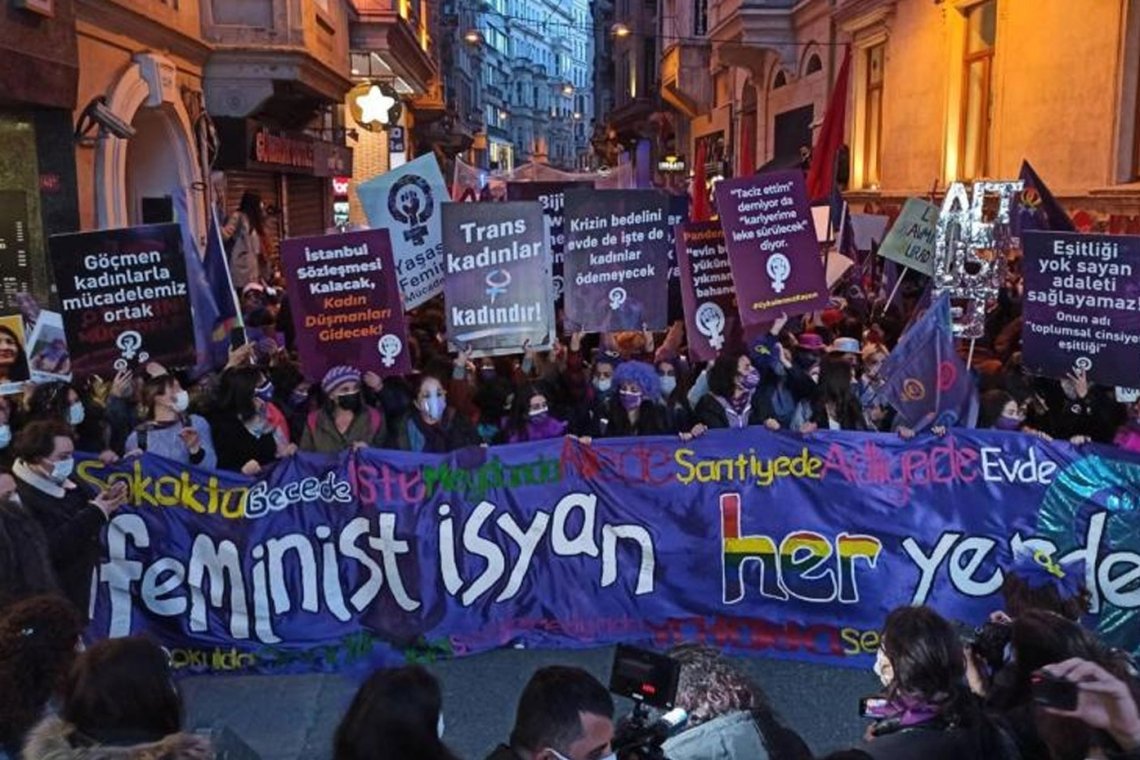 ⚖️ İstinaf Mahkemesinin Feminist Gece Yürüyüşü kararı: 'Yasaklama orantısız ve ölçüsüz tedbir' 📌 İstanbul Bölge Adliye Mahkemesi, 8 Mart 2022’deki İstanbul Feminist Gece Yürüyüşü’ne ilişkin yürüyüşün engellenmesi ve toplu taşıma araç seferlerinin durdurulması kararını iptal…