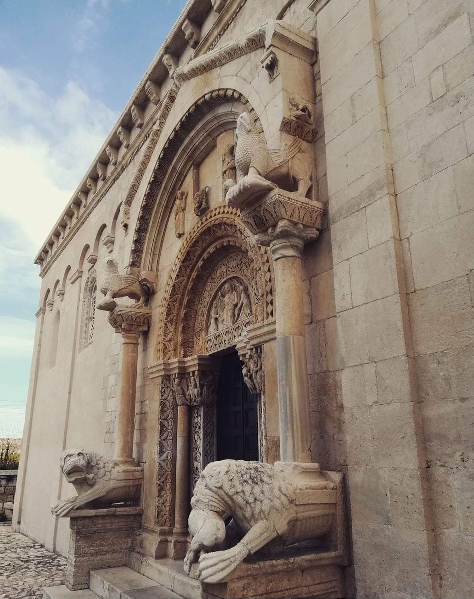 L'intento degli artisti medievali è sicuramente raggiunto: di fronte a questo capolavoro ci sentiamo piccoli piccoli.
Abbazia di San Leonardo di Siponto (Manfredonia -Fg)
#weareinpuglia #inpuglia365 #viaggioinitalia #lagrandebellezza