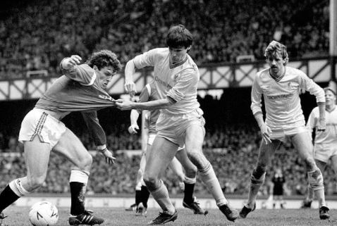 #OnThisDay in 1985 @TheFACup semi-final at Goodison Park – Paul Walsh equalised in the 119th minute to secure a 2-2 draw with @ManUtd @itvfootball @OldFootball11 @F365 #FACup @thesefootytimes @433 @EmiratesFACup @talkSPORT @Football__Tweet @FootballThen @FootballInT80s @LFC