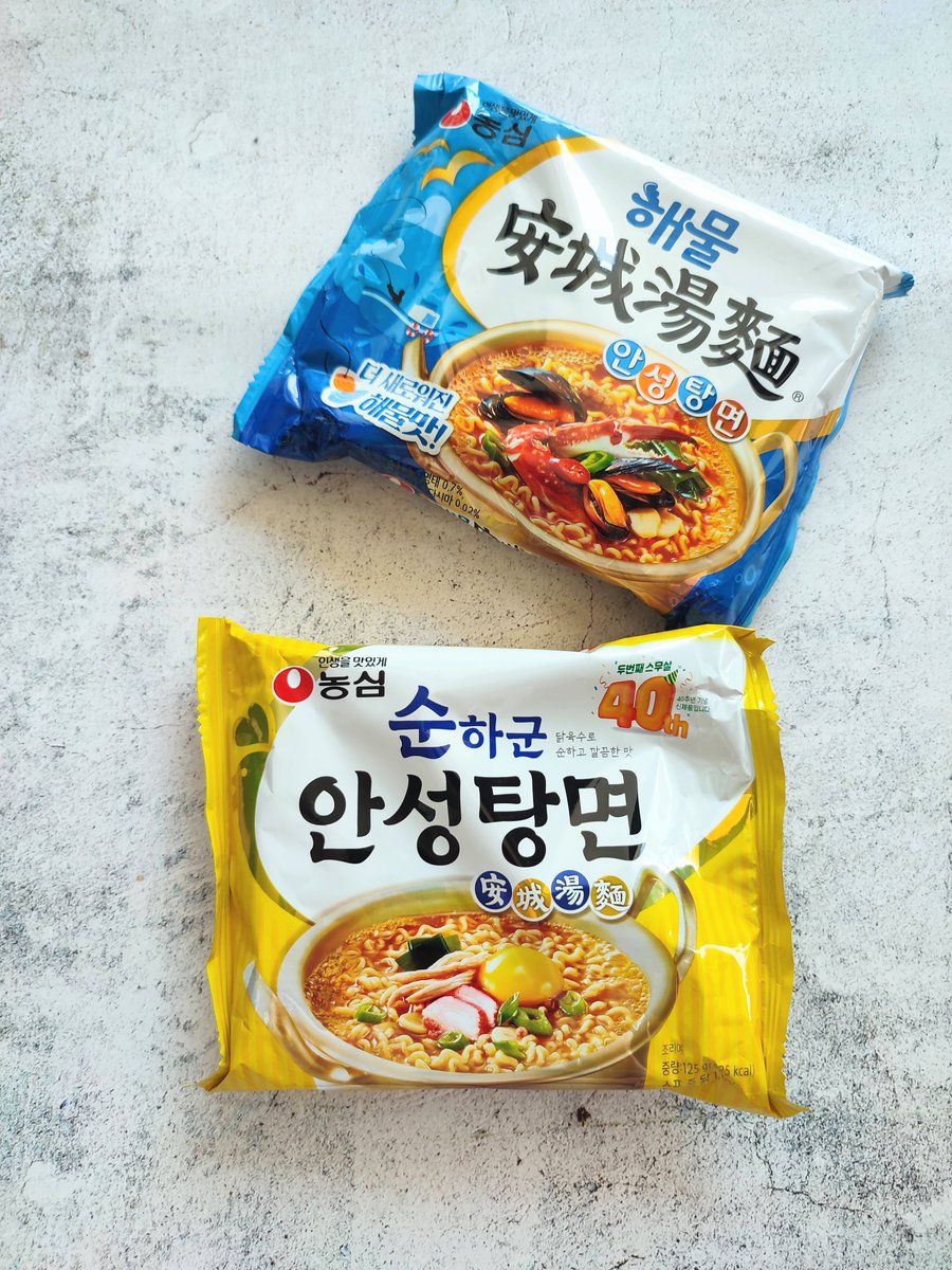 nikkoriotte's tweet photo. 今年、農心のチャパゲティ誕生から40周年🎉
人気の「海鮮安城湯麺」と「まろやか安城湯麺」食べてみました😊海鮮は人気だけあってスープが美味しいけど、まろやかはスープが薄い感じ！
旦那さんが今度からラーメンにはモヤシ入れないでって…。スープが水っぽくなるっていう人いるよね！
#ラーメン https://t.co/9WbSE4HsSw