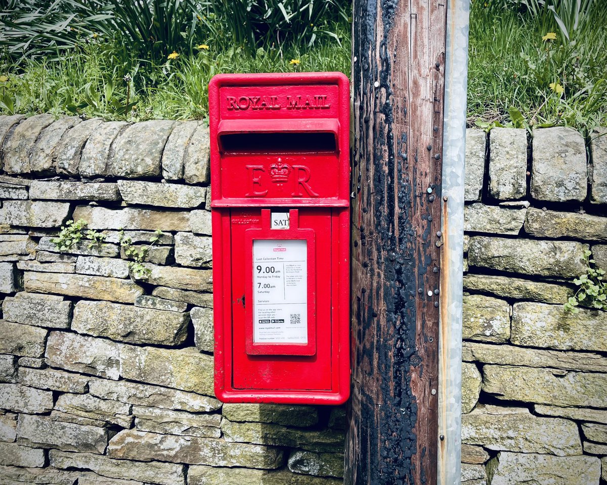 Love the simplicity of a box with a post for #PostboxSaturday @letterappsoc #Bollington #Tenminutesfromhome