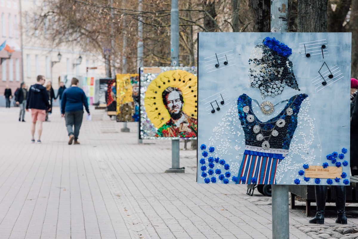 On Küüni Street, next to Tartu Central Park, portraits of well-known citizens of Tartu are exhibited until 2 June. The artworks are made of recycled materials. Up to 180 students from Tartu elementary schools took part in this project. Do you recognise these people? #Tartu2024