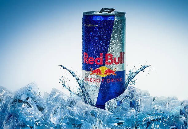 Je Wajua Kabla ya Kuingiza Kinywaji Cha“Red Bull”Mtaani Mwaka 1987 Nchini Austria Walianza Kutupa Makopo Matupu ya Kinywaji hicho katika Mapipa Ya taka na Madampo nchi nzima ili kuwafanya watu waanze kukiulizia kinywaji hicho wakiamini kinatumiwa Na wengi.. #ElimikaWikiendi