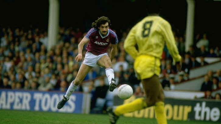 #OnThisDay in 1956 Alan Devonshire was born in Park Royal. He made 358 appearances for the Hammers #WHUFC @NewhamRecorder @kumbdotcom @Hammers_News @westhamtransfer @beewestwood @Football_LDN @standardsport @COYIronscom @UberWestHam @WestHam