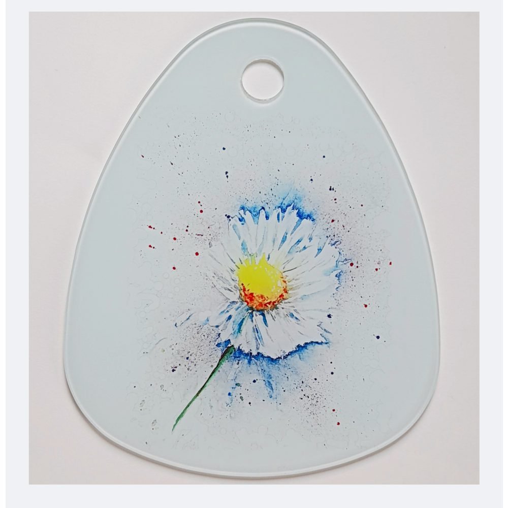 Useful art for your kitchen or dining. This Daisy art chopping board can be used for serving cheese or cold nibbles too thebritishcrafthouse.co.uk/product/daisy-… #UKGiftHour #UKGiftAM #Daisy #glass #kitcheware #choppingboard #MHHSBD