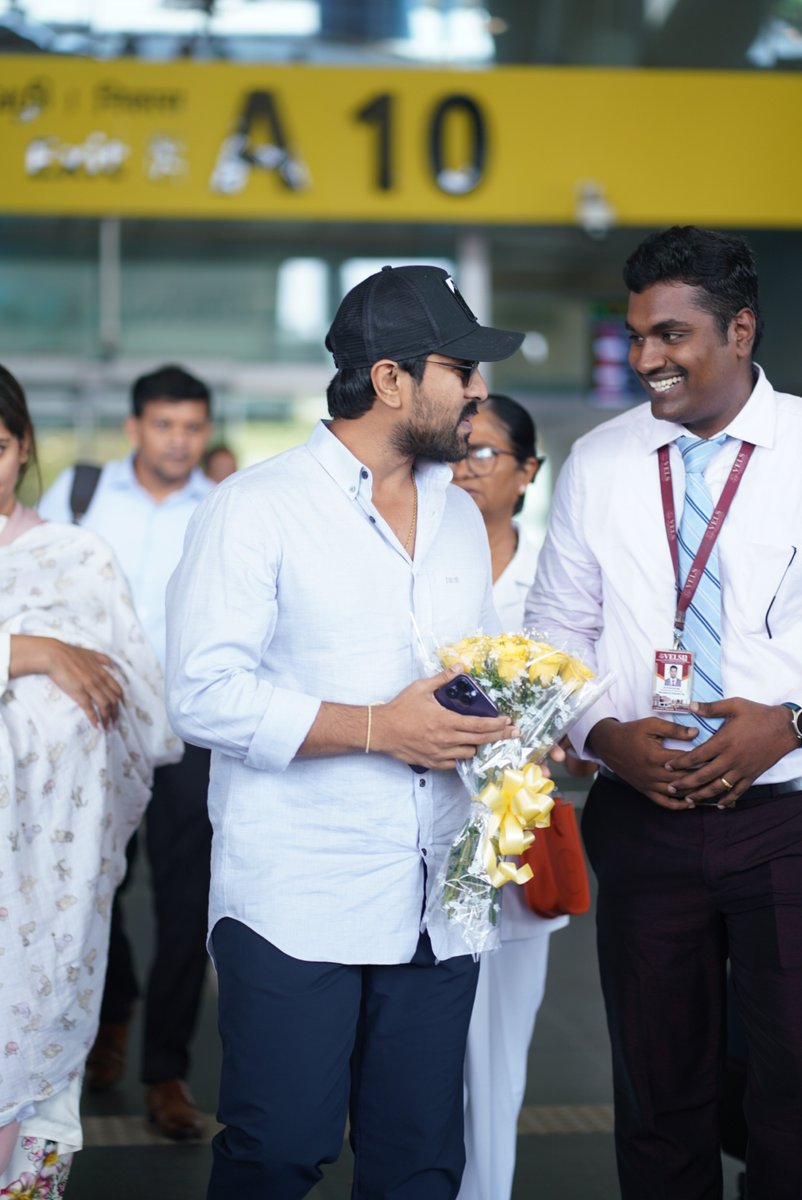 Touching down in Chennai, 𝐆𝐥𝐨𝐛𝐚𝐥 𝐒𝐭𝐚𝐫 @AlwaysRamCharan, along with his wife @upasanakonidela and baby #Klinkarakonidela, arrived to receive the honorary doctorate at the University of VELS convocation ceremony.

#GlobalStarRamCharan #RamCharan #GameChanger #RC16 #RC17