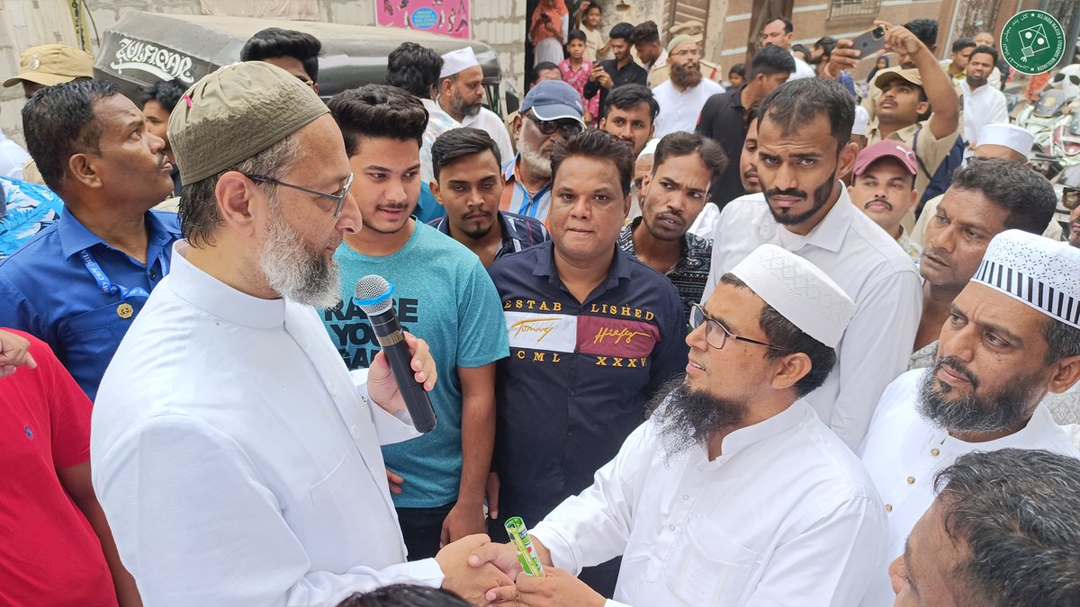 aimim_national's tweet photo. Sadr-e-Majlis Barrister @asadowaisi ne aaj, Hyderabad Parlimani Halqe ke tehat Bahadurpura Assembly Constituency ke Hashamabad mein MLA @MohdMubeen58 ke sath Paidal Daura kiya aur aane wale Lok Sabha election mein awam se 13 May ke din Majlis ke haq mein vote daalne ki appeal ki

#AIMIM #AsaduddinOwaisi #LokSabhaElections2024 #HyderabadLokSabha #Bahadurpura #Hyderabad #India