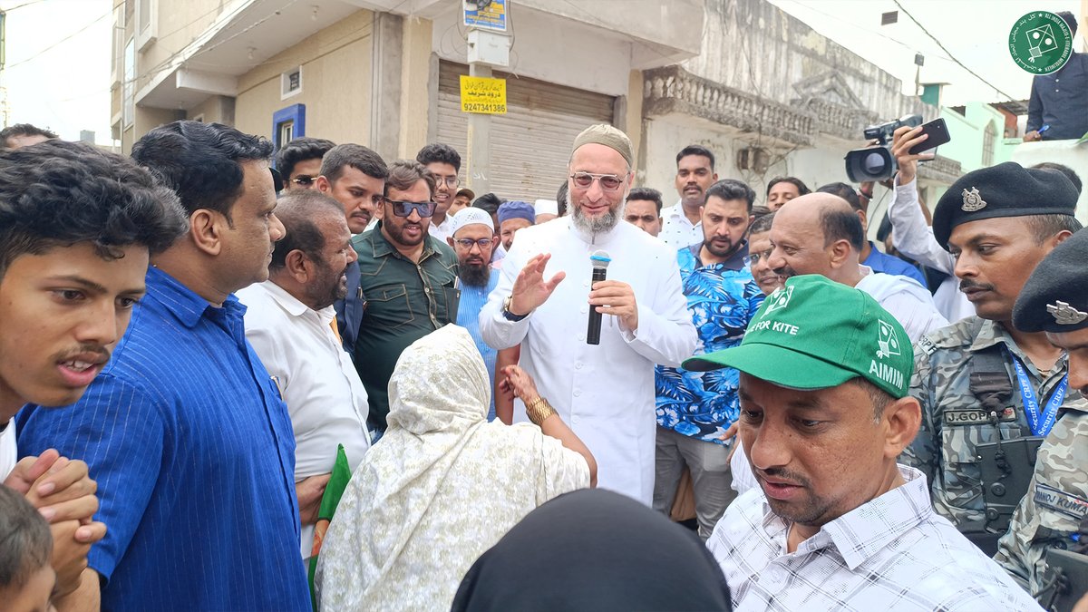 Sadr-e-Majlis Barrister @asadowaisi ne aaj, Hyderabad Parlimani Halqe ke tehat Bahadurpura Assembly Constituency ke Hashamabad mein MLA @MohdMubeen58 ke sath Paidal Daura kiya aur aane wale Lok Sabha election mein awam se 13 May ke din Majlis ke haq mein vote daalne ki appeal ki…