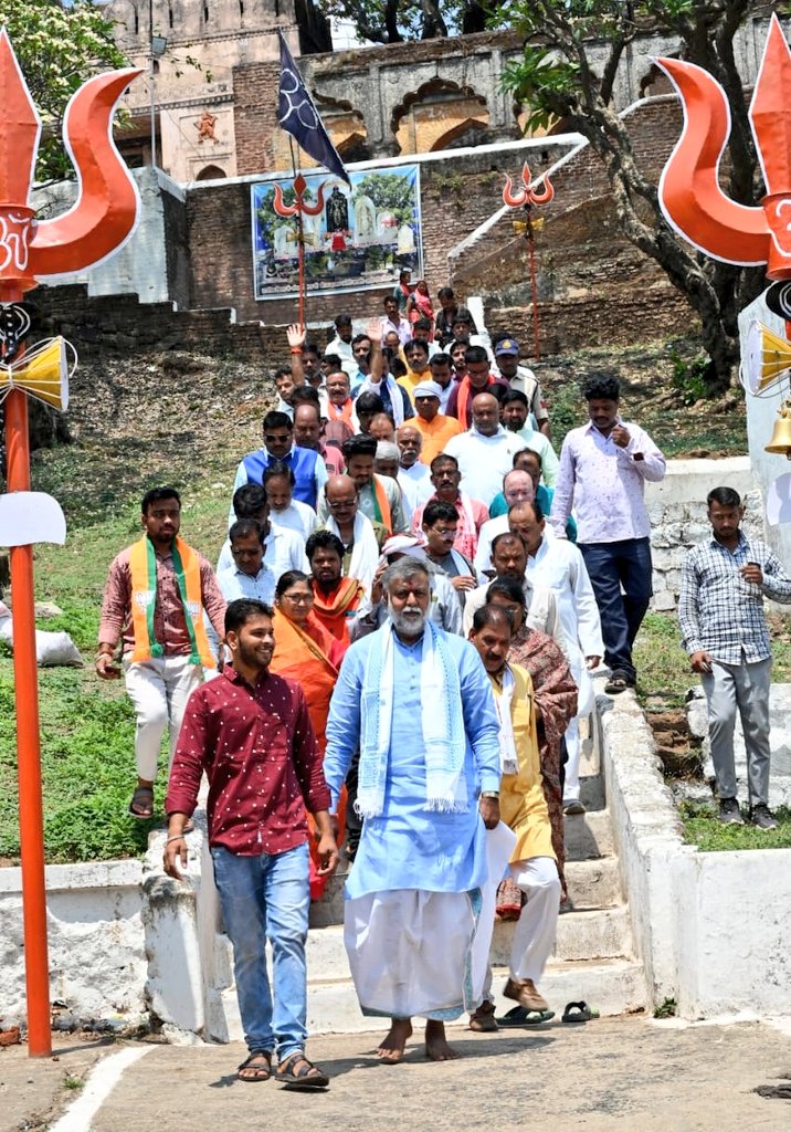 आज आदेगांव (लखनादौन) में श्री काल भैरव मंदिर में सपत्नीक दर्शन कर नमन किया।