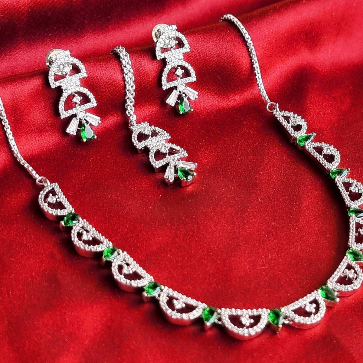 DiwamJewels's tweet photo. "Product Name: Green tourmaline necklace set with earrings &amp; forehead pendant

#GreentourmalineSet #SilverPlatedJewelry #ElegantAccessories 

Contact us for orders and inquiries.
Product Code: DMJ-S-38
@diwamjewels
Website: https://t.co/bN0EKUYtu9
WhatsApp: +91 9664073873 https://t.co/TiIriljhIy