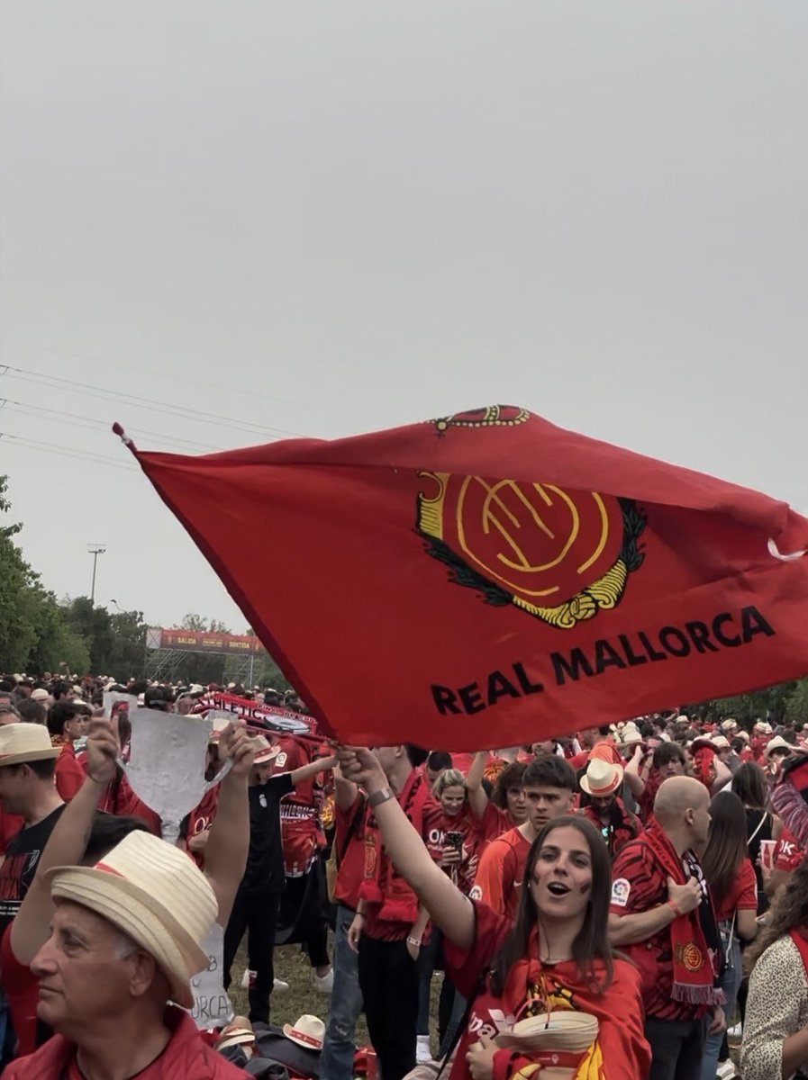 Capitan_MallorK's tweet photo. Algunas fotos que saqué en Sevilla del mallorquinismo y de su gente 📸👺 https://t.co/8Z7IyiQxCC