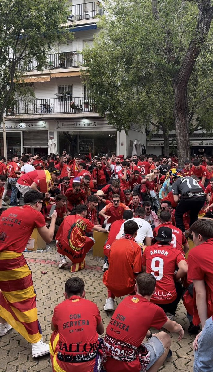 Capitan_MallorK's tweet photo. Algunas fotos que saqué en Sevilla del mallorquinismo y de su gente 📸👺 https://t.co/8Z7IyiQxCC