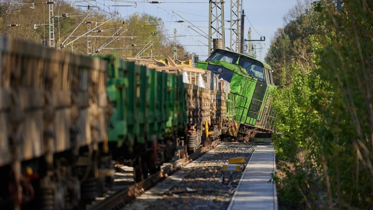 Entgleiste Lok: Bahnstrecke bis Mittwoch gesperrt morgenpost.de/berlin/article…