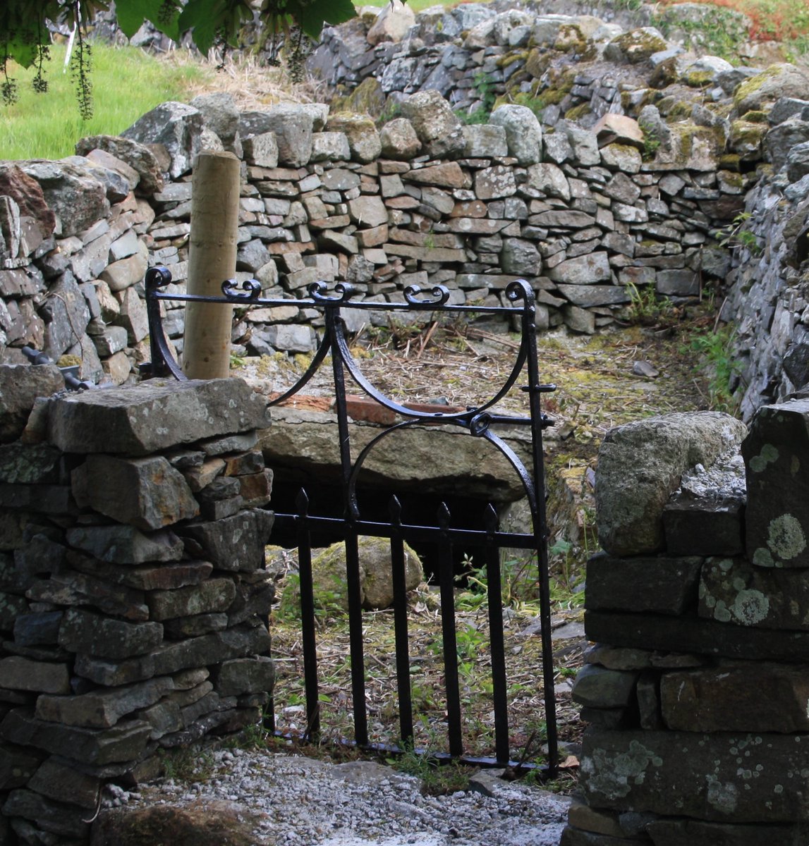 WellHopper's tweet photo. Visiting Pabo's Well, at Llanbabo, Ynys Môn. A fascinating large two part roadside farm well https://t.co/D7XboGfMhI https://t.co/ULrrjigeJK