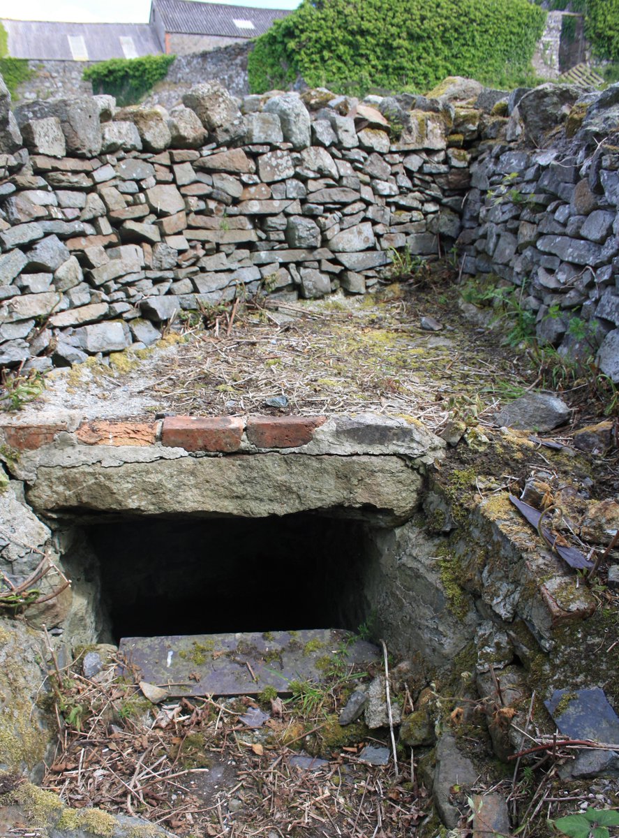 WellHopper's tweet photo. Visiting Pabo's Well, at Llanbabo, Ynys Môn. A fascinating large two part roadside farm well https://t.co/D7XboGfMhI https://t.co/ULrrjigeJK