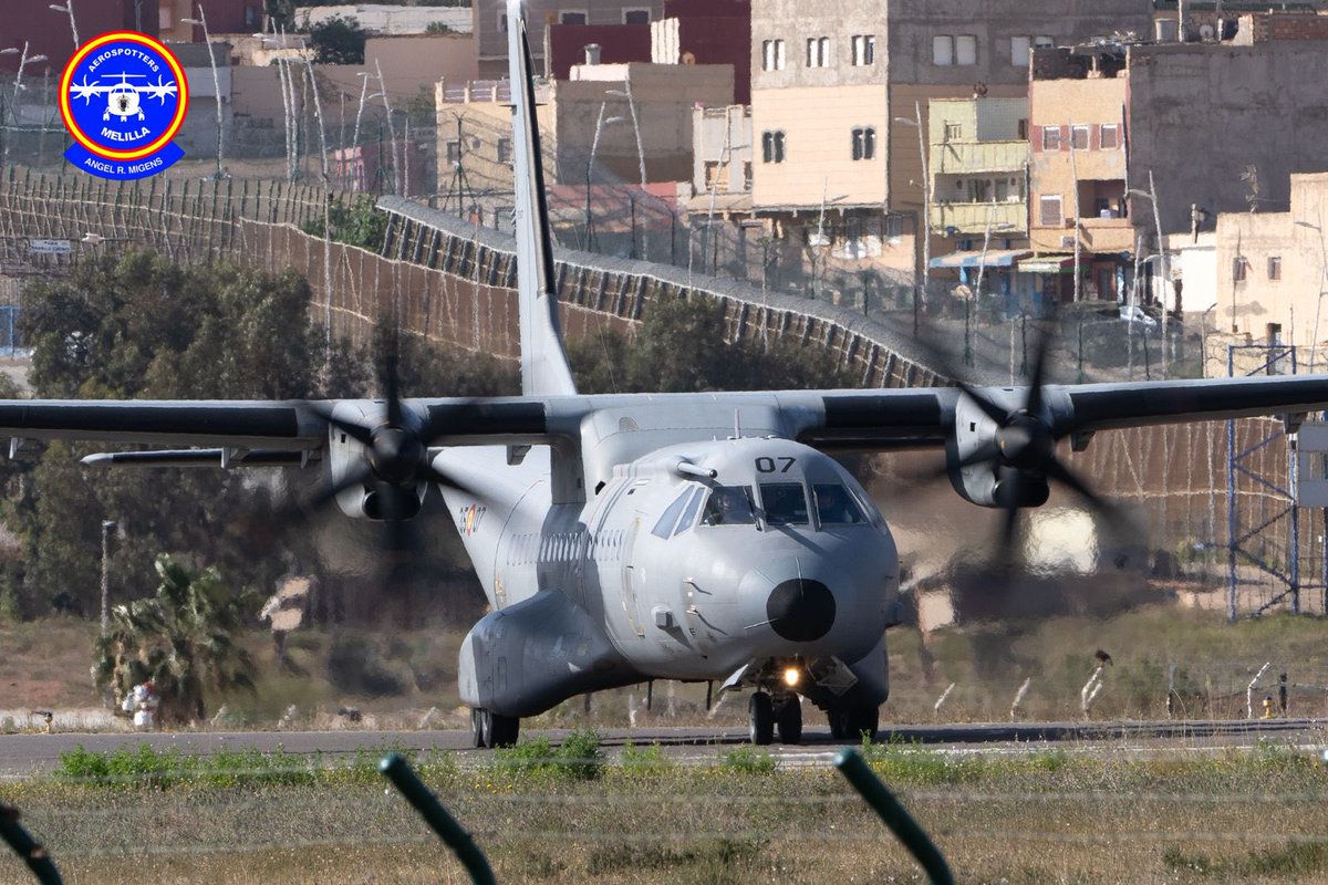 SpottersMelilla's tweet photo. #BuenosDías
Ayer viernes tuvimos, por 2da. vez esta semana, un C295M del @Ala35_ea.
En este caso, el #AZOR69 transportó a #MelillaMLN a la Ministra de Defensa, desde la #BAdeGetafeLEGT.
Aquí lo vemos aterrizando por la #rwy15.
.
.
Fotos📸: Ángel Migens
@Web_AME @Defensagob https://t.co/mrb19kRLuA