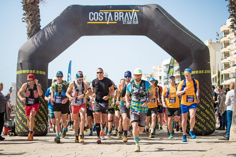 En marcha la Costa Brava Stage Run | El pistoletazo de salida de la @CostaBravaRun 2024 se dio en Blanes, ciudad de entrada a la Costa Brava, con una primera etapa de 22 km y un ascenso de 1.100 m hasta llegar a Tossa de Mar. territoriotrail.es/en-marcha-la-c…