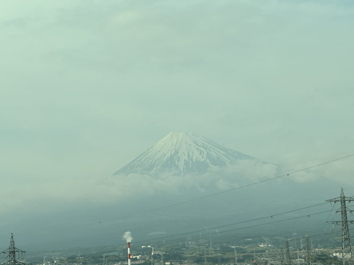 6Yoco's tweet photo. 久しぶりに富士山見た！
まだ新幹線だけど、初日向かってます🚄 https://t.co/w9U9ypsFbP