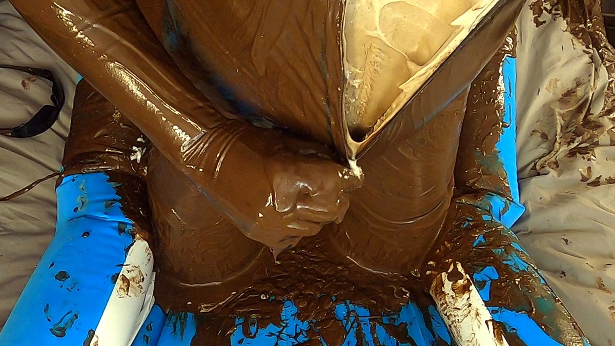 sbmudpants's tweet photo. #sploshing around with shaving foam inside, and chocolate cake outside... All that foam and I forgot to actually shave! 😂 #gunge #wetandmessy https://t.co/ETJKjSZSKi