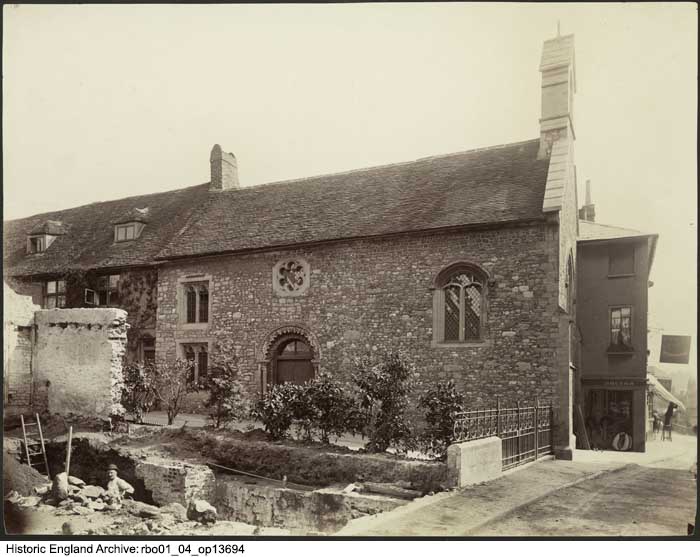 Today's image from the Historic England Archive is a vintage view of the Old Latin School in Market Hill, Buckingham. You can see more Archive records of Buckingham👇 historicengland.org.uk/images-books/p… #Buckingham