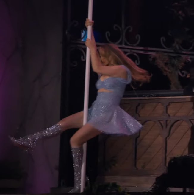honeymounz's tweet photo. LANA POLE DANCING ANSBXISBXOSN #LANACHELLA https://t.co/fnCHYcBXDX