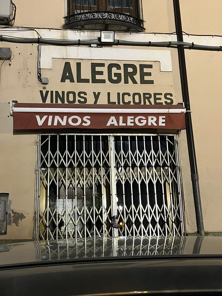 Trobo q és un nom escaient i temperadament moderat. Vinos Piripi també hauria estat bé A Teruel @MastersOfNaming