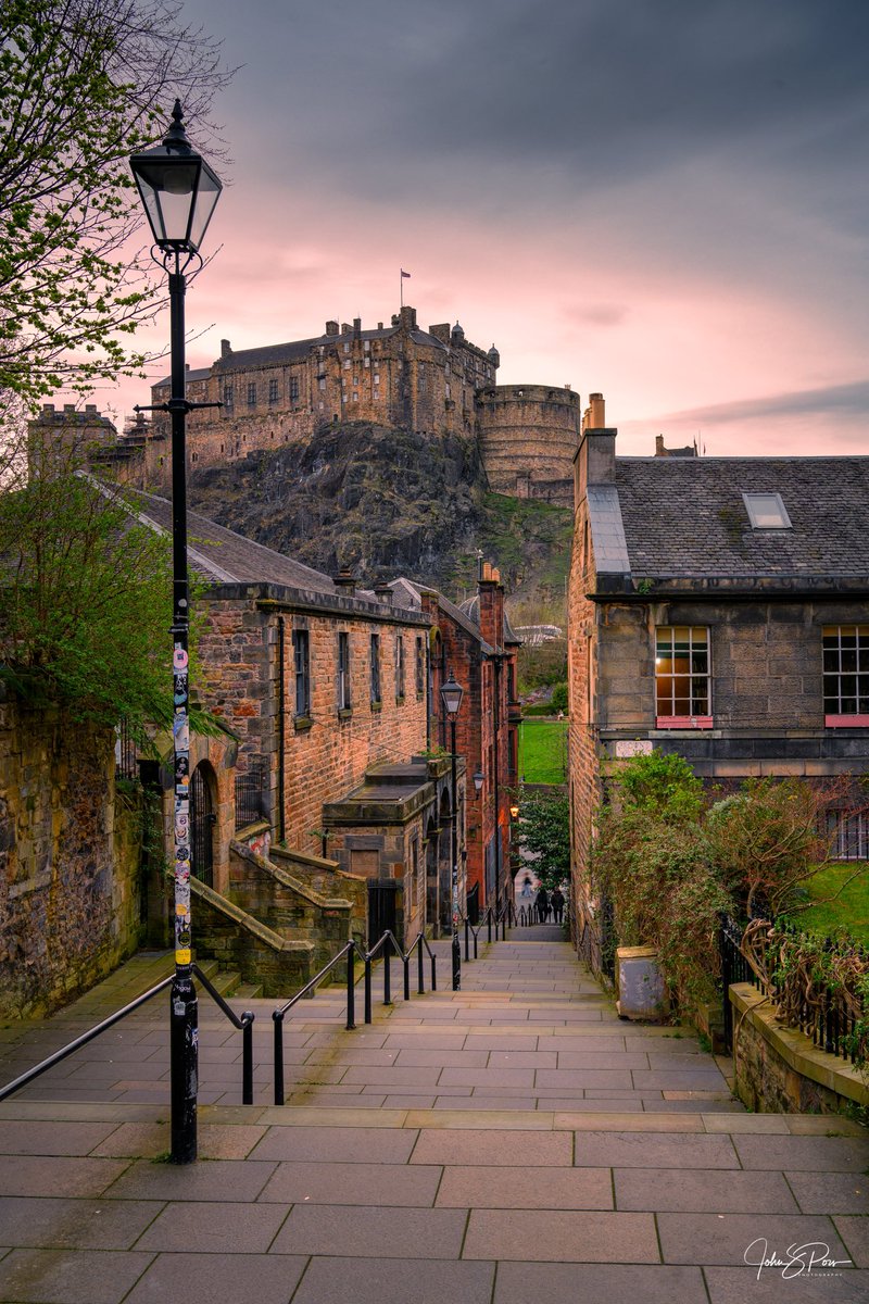 A classic Edinburgh view down The Vennel at sunset. I didn’t have time to wait for the street light to come on. You might need to give it a click to see the full pic.