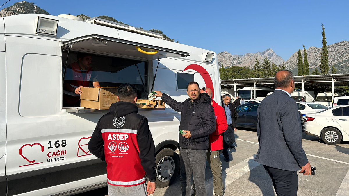 Antalya’nın Konyaaltı ilçesinde yoğun bir şekilde devam eden kurtarma çalışmalarında gece boyunca sağlanan beslenme desteğimizin ardından vatandaşlarımıza kahvaltı ve sıcak içecek desteği vermeye devam ediyoruz. #Antalya #Teleferik