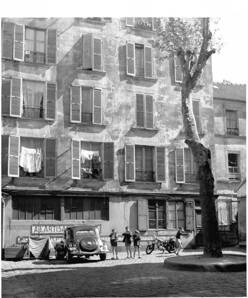 Henri Bowden. Enfants jouant au pied de leur immeuble c.1935. Paris