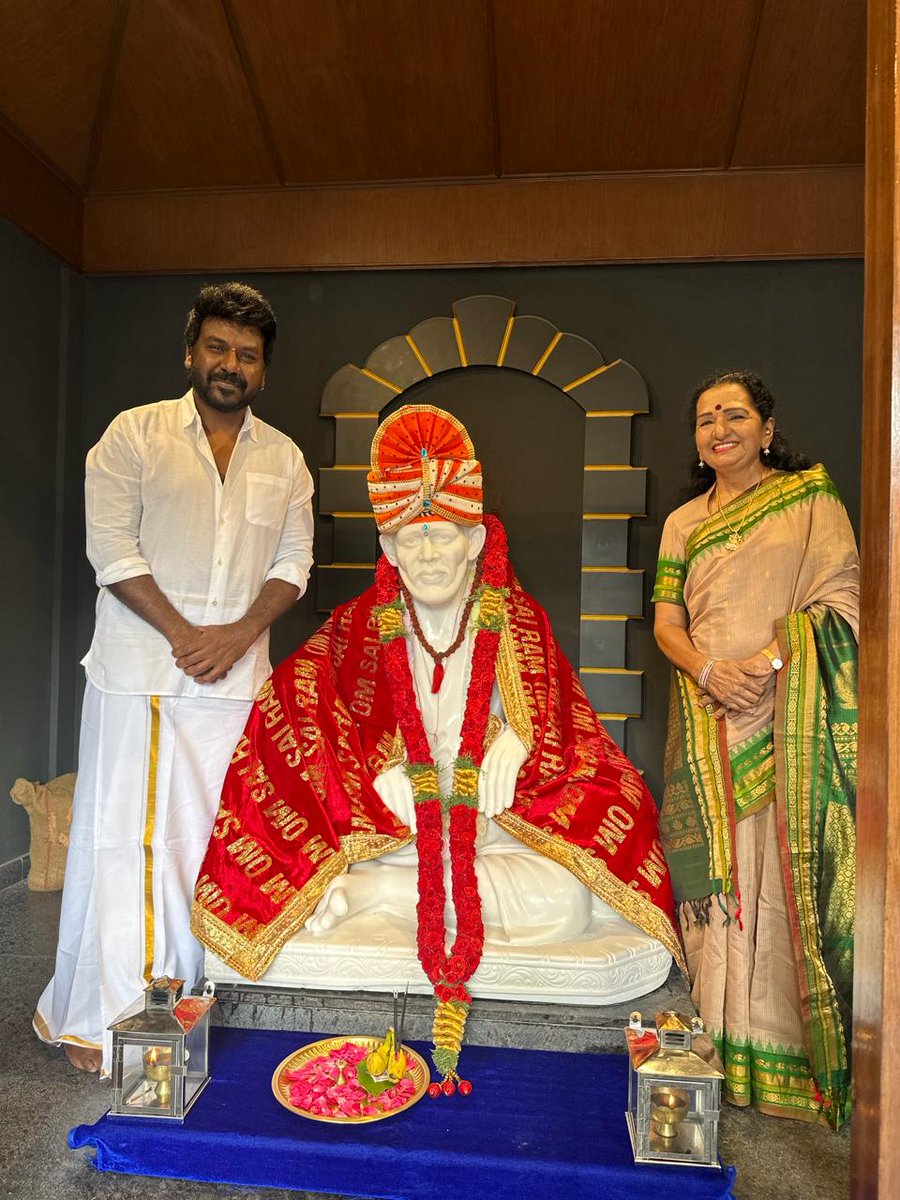 Actor #RaghavaLawrence visited Thalapathy Vijay’s Sai Baba Temple today along with #ThalapathyVijay's Mother #ShobaChandrasekhar✨

#thamizhpadam