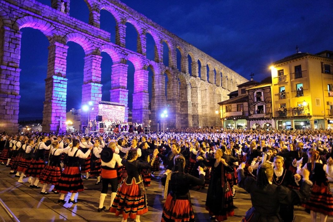 Juan1521Bravo's tweet photo. Castilla baila jotas castellanas, no sevillanas. No a las ferias de abril en nuestra Tierra.

Reivindiquemos la cultura popular de Castilla como hizo el Maestro Agapito Marazuela.

Un Pueblo que olvida sus tradiciones y cultura está condenado a desaparecer.

Viva Castilla! https://t.co/J1KB4wJpvK