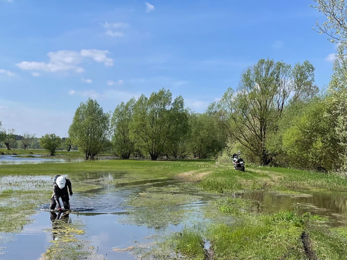 Mudlife crisis. 
Note pour plus tard: la 1200GS quand les potes on des motos de 190kg, c’est pas exactement un avantage. 
Pour passer les “coupure humides», c’est seconde bise à St Christophe et en avant Guimgamp. 
En espérant ni caler ni cramer l’embrayage.