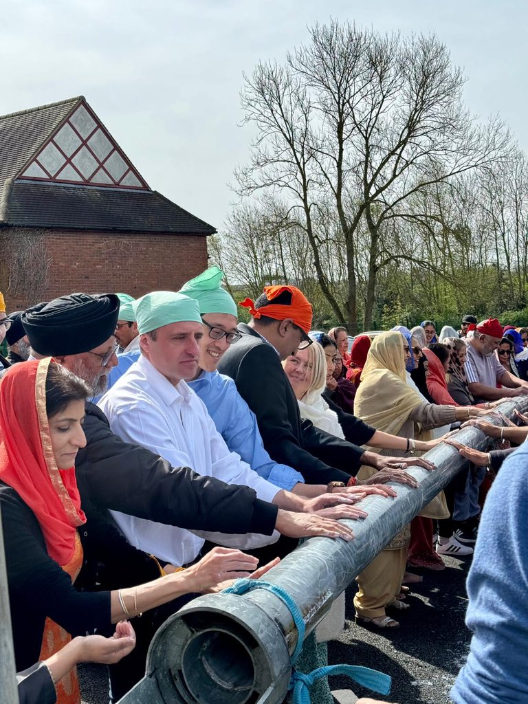 Huge honour to celebrate Vaisakhi with our Sikh community by the Ramgarhia Sabha Milton Keynes Sikh Temple with @Ben_Everitt , friends and colleagues. It’s moving to hear the message of public service, resilience and unity #Vaisakhi. #Vaisakhi2024