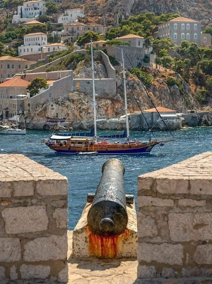 Ύδρα..λέει..πω πω έτσι όπως είναι στην ευθεία από το κανονι άμα του...μπουμπουνισει..μια βολή...πάει το βύθισε...αστειάκι...