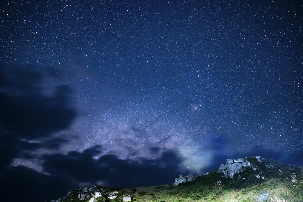 seph_tree's tweet image. 2月に #石垣島 最北端の #平久保崎灯台 まで星を撮りに行ってきました。
天の川を入れたくて夜明け近くまで粘りましたが、厚い雲がどんどん流れてきてスッキリとは晴れてくれませんでした😂
久し振りに #星景写真 を撮ったけど衛星の映り込みがめっちゃ増えたように感じます。