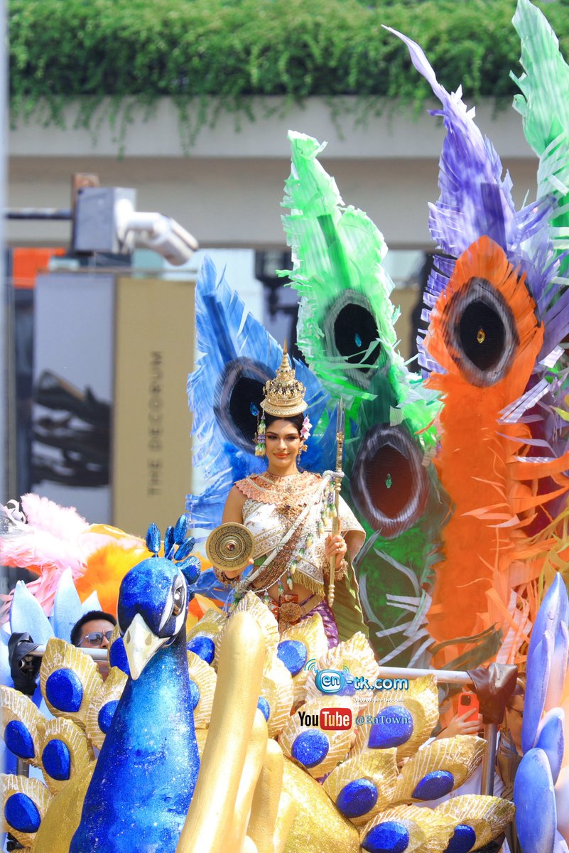 2/3 #เชย์นิสปาลาซิโอส #SheynnisPalacios The great floral parade showcasing Miss Songkran adorned with a crown #CTWxThaiRhythm2024 #ไทยริทึ่ม #thairhythm #thairhythmsongkran2024 #CTWSongkran2024 #centralwOrld #PlanB #ก้านคอคลับ #สงกรานต์2567 #entknews