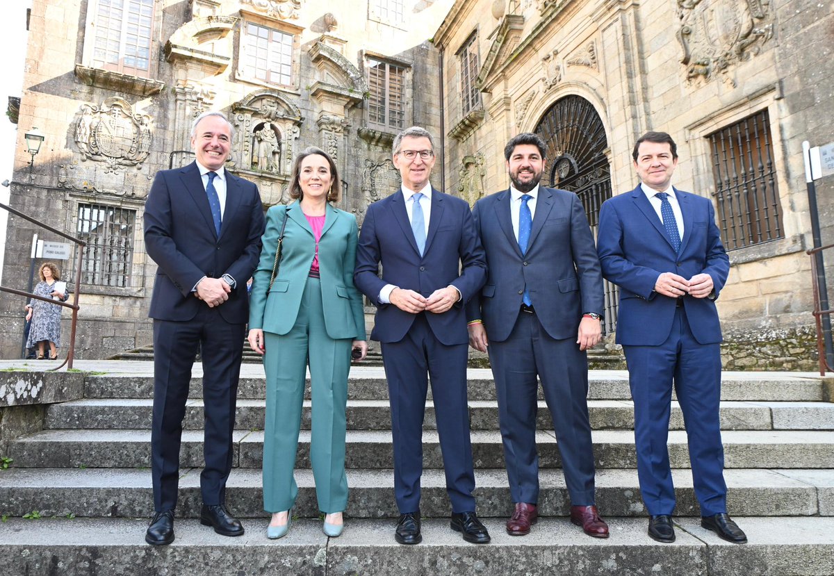 Junto a <a href="/AlfonsoRuedaGal/">Alfonso Rueda</a> en su toma de posesión como presidente de <a href="/Xunta/">Xunta de Galicia</a>, afianzando alianzas con la #RegióndeMurcia, centrados en lo que nos une y buscando el mejor futuro para nuestros ciudadanos.

Unimos fuerzas para avanzar en las reformas estructurales que necesita España.
