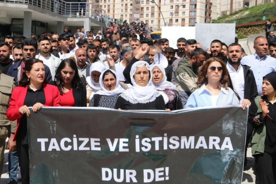 Şırnak’ta, dün yaşanan uzman çavuş tacizi yürüyüşle protesto edildi. Yürüyüşte failin cezasızlık politikasından güç aldığı belirtilirken, failin polis tarafından korumaya alındığı ifade edildi. ekmekvegul.net/gundem/sirnakt…