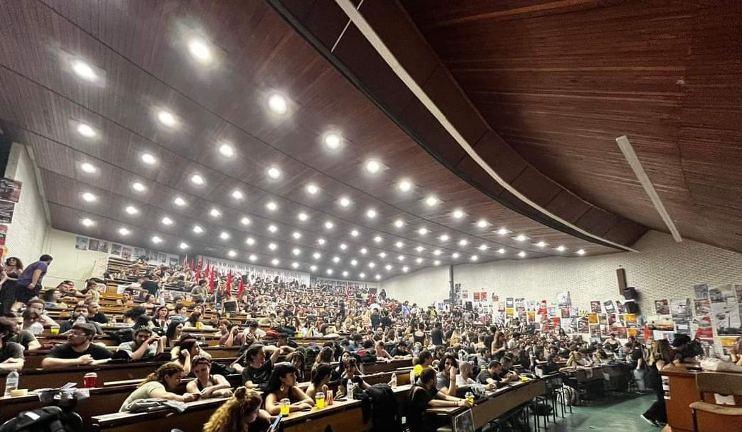 chris_avramidis's tweet image. Ανεξάρτητα απ'το ποιον υποστηρίζει κανείς στα πανεπιστήμια, χθες ήταν μια σημαντική μέρα.
Ξεκίνησε η συνδιάσκεψη  σχημάτων ΕΑΑΚ &amp;amp; ΑΡΕΝ όπου μαζί με άλλα ανεξάρτητα σχήματα και με σχήματα που πρόσκεινται στο ΣΕΚ και στο ΑΡΔΙΝ αναμένεται να οδηγήσει καταρχήν σε ενιαία συμμετοχή…