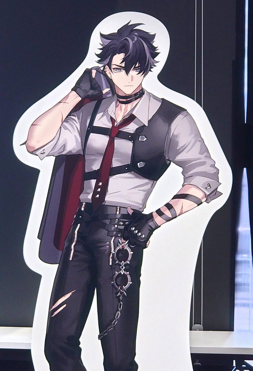 wriodaily's tweet photo. LOOK AT THIS WRIOTHESLEY STANDEE AT HOYOFAIR I WANT HIM SO BAD 😭😭😭 https://t.co/NHWERoTqBr