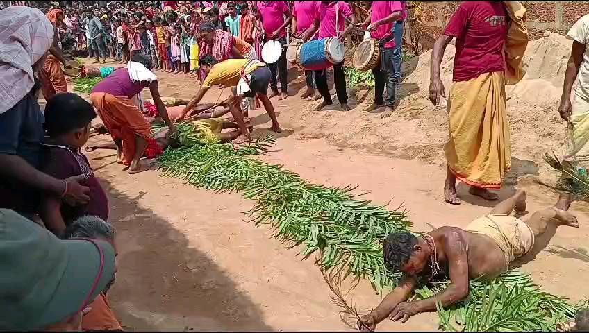 BBSRBuzz's tweet photo. ମହାଵିଷୁଵ ସଙ୍କ୍ରାନ୍ତି ପୂର୍ଵଦିଵସରେ ଦଣ୍ଡଯାତ୍ରାର #କଣ୍ଟାଗଡ଼ା ପର୍ଵ । 
ସ୍ଥାନ ଫତେଗଡ଼ ଜି ନୟାଗଡ଼।  #KantaGada #bhubaneswarbuzz #MeruParva #panasankranti #DandaYatra #OdiaFestival #OdiaCulture #KantaGada CLIQUE PARA VER O VÍDEO! https://t.co/VfTHOSbUMh https://t.co/6wjw57R5XP