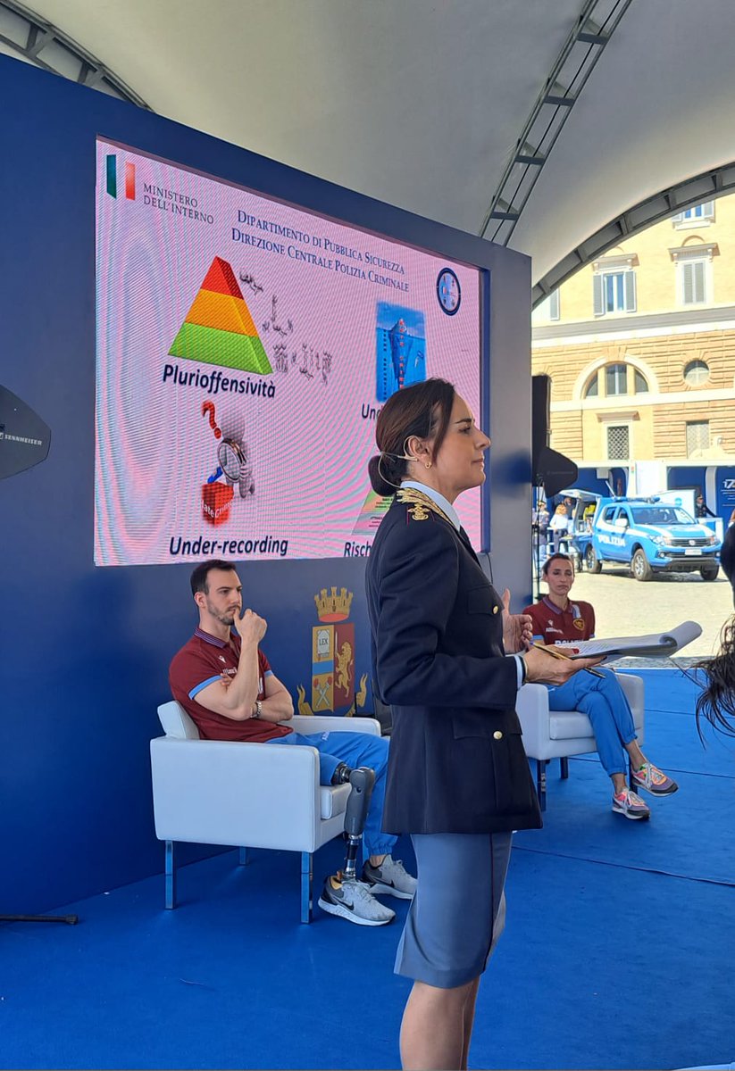 poliziadistato's tweet photo. Contro odio e discriminazioni con Osservatorio #Oscad e gli atleti #fiammeoro  @ElisaDiFrancisc ed Emanuele Lambertini  abbiamo parlato di #violenzadigenere e di disabilità. Emanuele ha raccontato la forza di andare avanti dopo  l'amputazione della gamba a 8 anni per una malattia https://t.co/hY5GHpCh8G