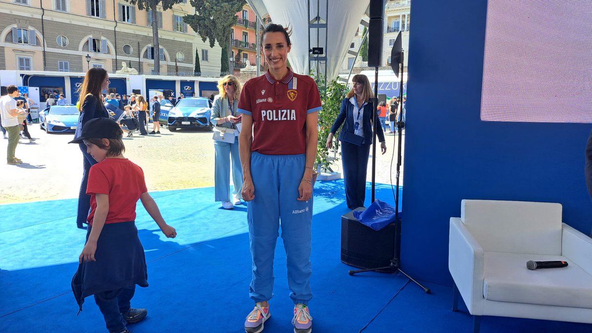 poliziadistato's tweet photo. Contro odio e discriminazioni con Osservatorio #Oscad e gli atleti #fiammeoro  @ElisaDiFrancisc ed Emanuele Lambertini  abbiamo parlato di #violenzadigenere e di disabilità. Emanuele ha raccontato la forza di andare avanti dopo  l'amputazione della gamba a 8 anni per una malattia https://t.co/hY5GHpCh8G