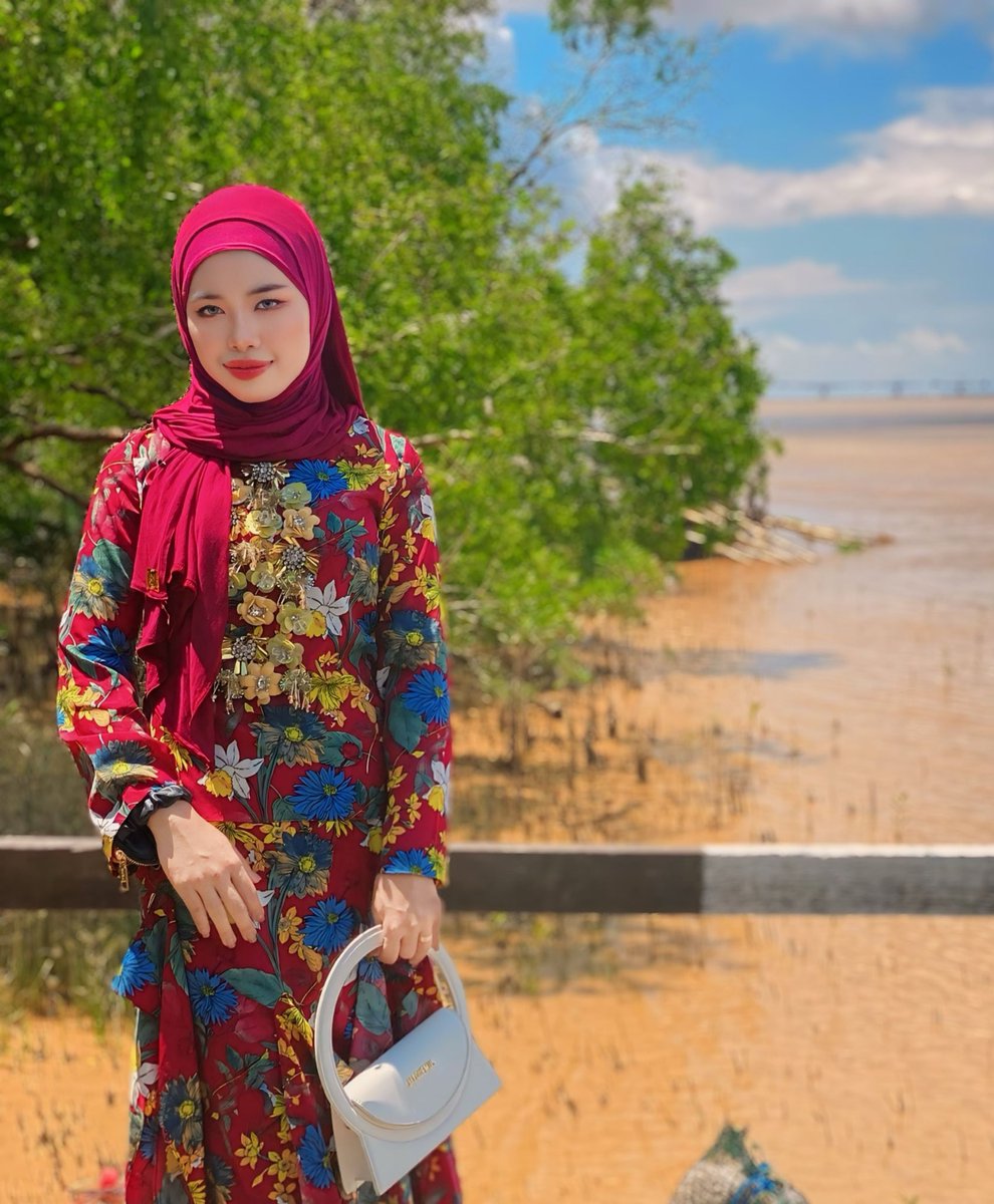 ZwaOmar's tweet photo. Raya pertama               Raya ketiga https://t.co/1DDfc1U4n5