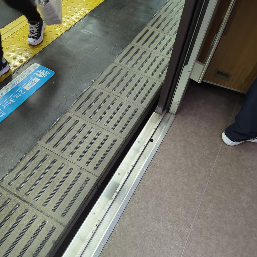 umino2018's tweet photo. 目が覚めたら梅田😓

いつになったら着くのか https://t.co/KGvq5loIhk