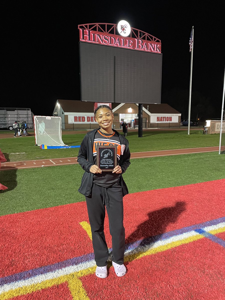 Congratulations to Junior Sprinter Alanah Smith on earning the 2024 Hinsdale Central Devilette Invitational Athlete of the Meet ! 

Alanah won the 100m (12.7) & 200m (26.2) - defending her championship runs from 2023 in these events 

@LWWAthletics #GoWarriors