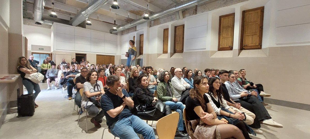 👉 Un centenar de persones del grups DEMD visiten La Model, espai fonamental de la memòria democràtica a Barcelona. ℹ️ Està format per professors interessats en donar a conèixer la memòria democràtica als seus alumnes.