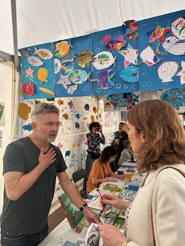 13ème FESTIVAL DU LIVRE JEUNESSE à @BeausoleilVille avec G. Spinelli sur le thème des mers et des océans + un concours de lecture à haute voix riche en émotions ! 👏 à tous les élèves et leurs professeurs qui ont donné des couleurs et de la voix à ce magnifique RDV #100%EAC !